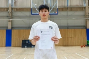 九游体育-杨瀚森学弟谢文政加盟山东 成淄博十一中第二位登陆职业赛场球员