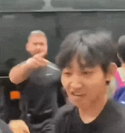 九游体育-恐怖！詹姆斯安保愤怒驱赶围车球迷：你们这些xx，给我滚开